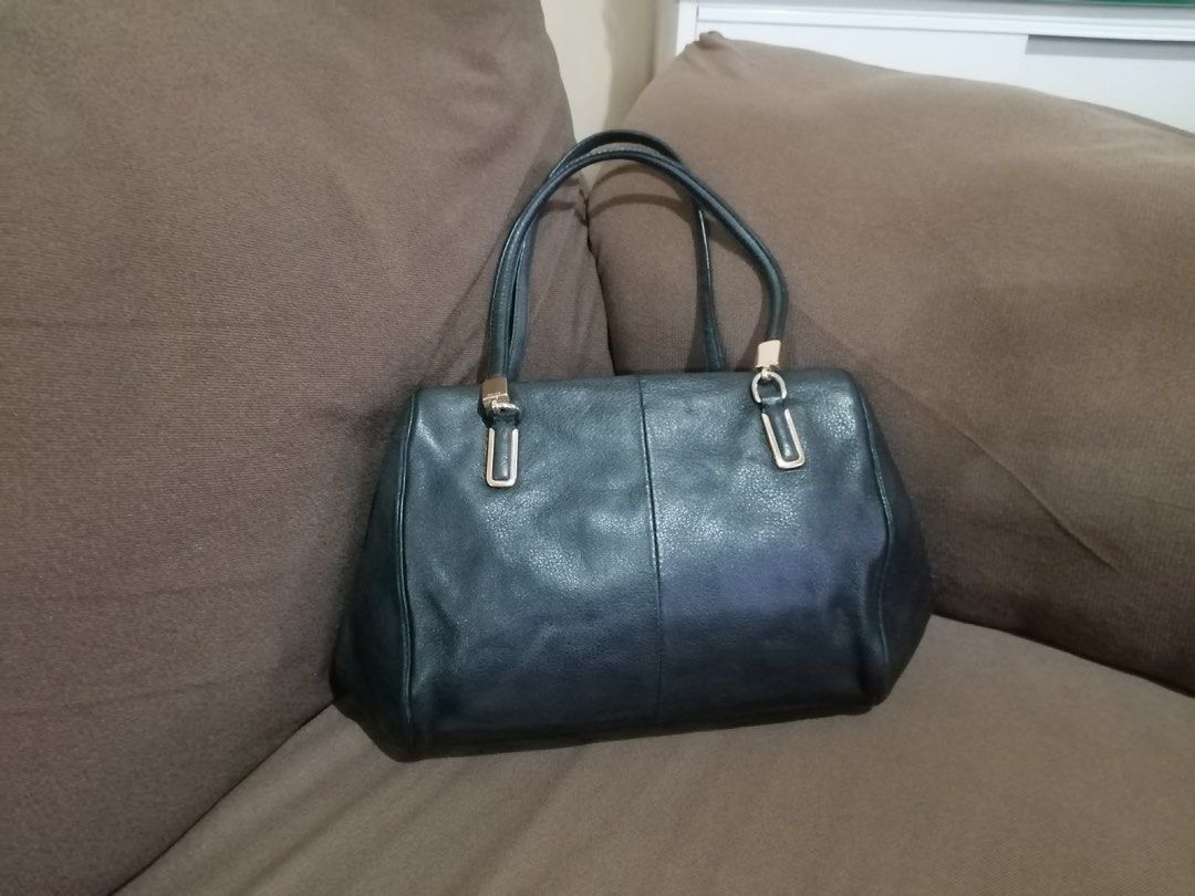 COACH authentic kili shoulder bag (Category: Shoulder Bags) located in Manila. Submitted by momsluxes (Listing ID 1462072789, Image 2). Description: • authentic • preowned • no refund,no return, no exchange • please manage your expectations and please evaluate posted photos before buying....