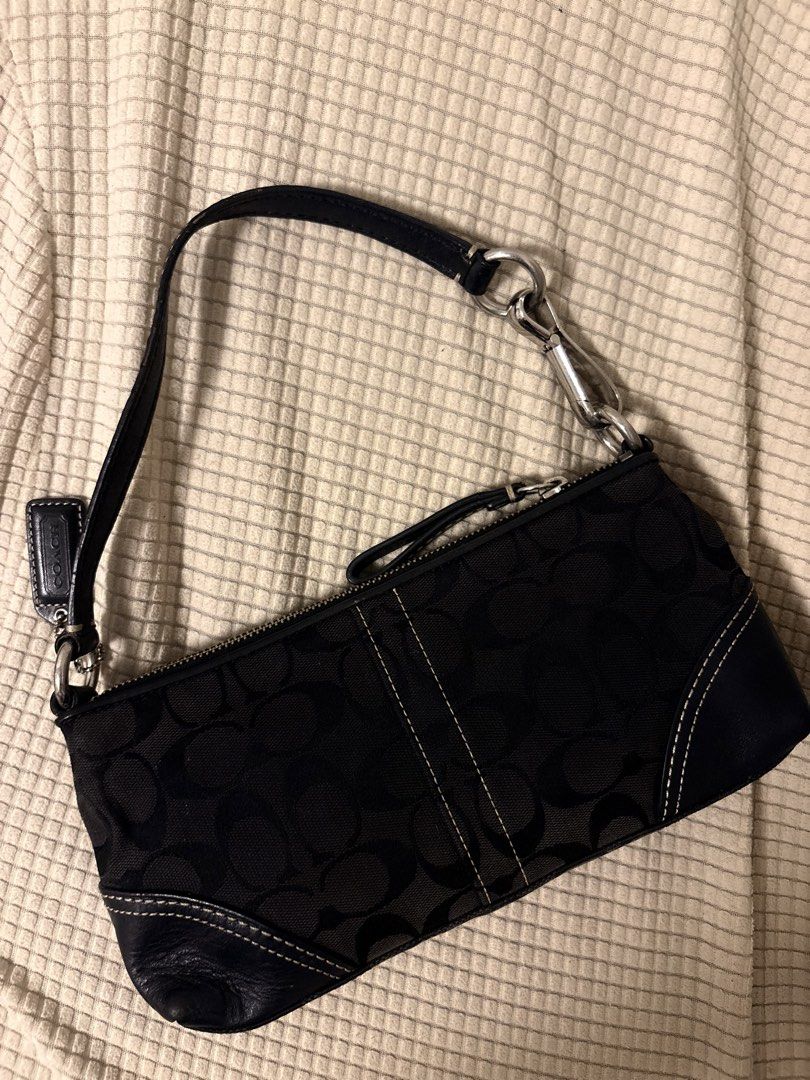 Coach bag (Category: Shoulder Bags) located in Manila. Submitted by chic_coach (Listing ID 1462140182, Image 2). Description: .