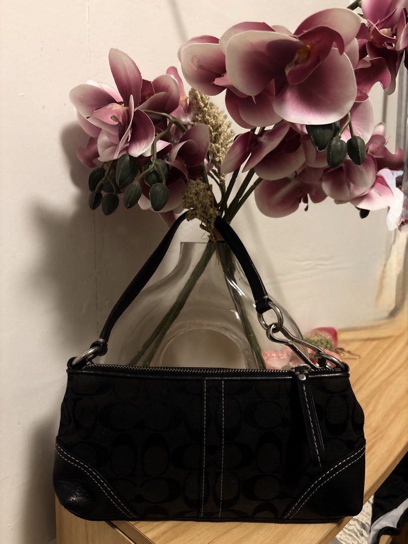 Coach bag (Category: Shoulder Bags) located in Manila. Submitted by chic_coach (Listing ID 1462140182, Image 1). Description: .