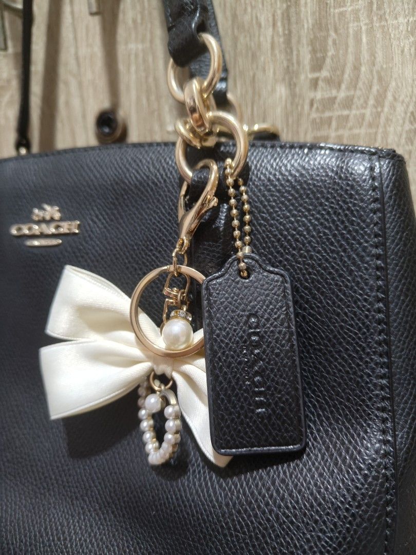 Coach Christie Cary-All (Category: Luxury Bags & Wallets) located in Taguig. Submitted by eunice.bags (Listing ID 1462049546, Image 2). Description: Letting go of my baby. in Pristine condition Medium Size Give her a new home🥰.