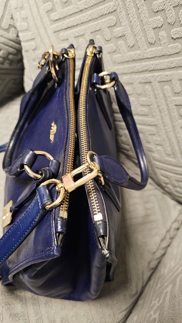 Coach Crosby Carryall (Category: Luxury Bags & Wallets) located in Quezon City. Submitted by jollythrift (Listing ID 1462187952, Image 3). Description: Subtle colorblocking lends sophisticated polish to an update of the spacious Crosby Carryall. This work-to-weekend favorite is finished with bound leather edges, a detachable leather strap and petite Coach turnlocks securing its two zippered compartments. Features Inside zip, cell phone and multif