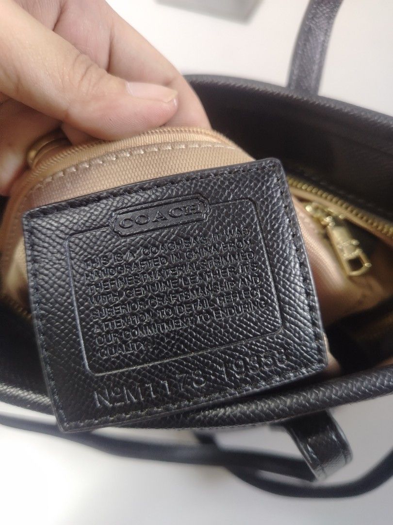 Coach dark brown tote bag (Category: Shoulder Bags) located in San Carlos. Submitted by fashiondesancarlos05 (Listing ID 1462093606, Image 3). Description: Needs cleaning Needs restoration.