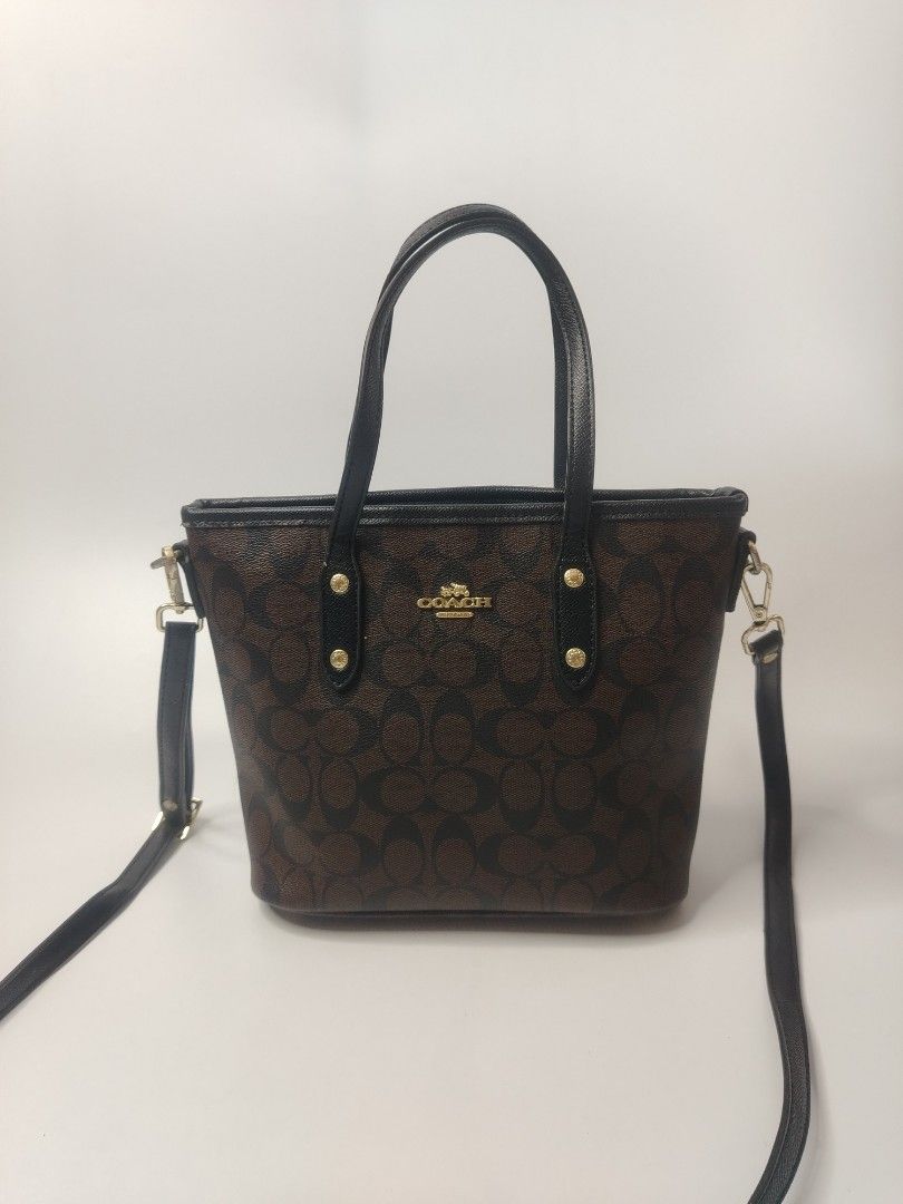 Coach dark brown tote bag (Category: Shoulder Bags) located in San Carlos. Submitted by fashiondesancarlos05 (Listing ID 1462093606, Image 1). Description: Needs cleaning Needs restoration.