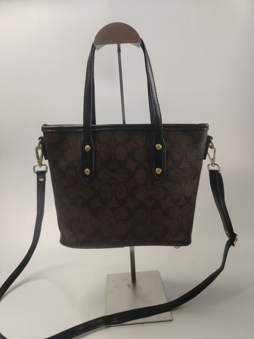 Coach dark brown tote bag (Category: Shoulder Bags) located in San Carlos. Submitted by fashiondesancarlos05 (Listing ID 1462093606, Image 2). Description: Needs cleaning Needs restoration.