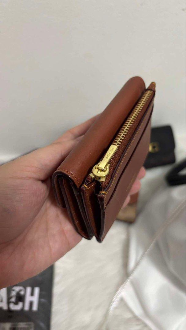 Coach Essential Trifold Wallet 2in1 (Category: Wallets & Card holders) located in Rizal. Submitted by conielau (Listing ID 1462253191, Image 3). Description: Brand new 💯 original.
