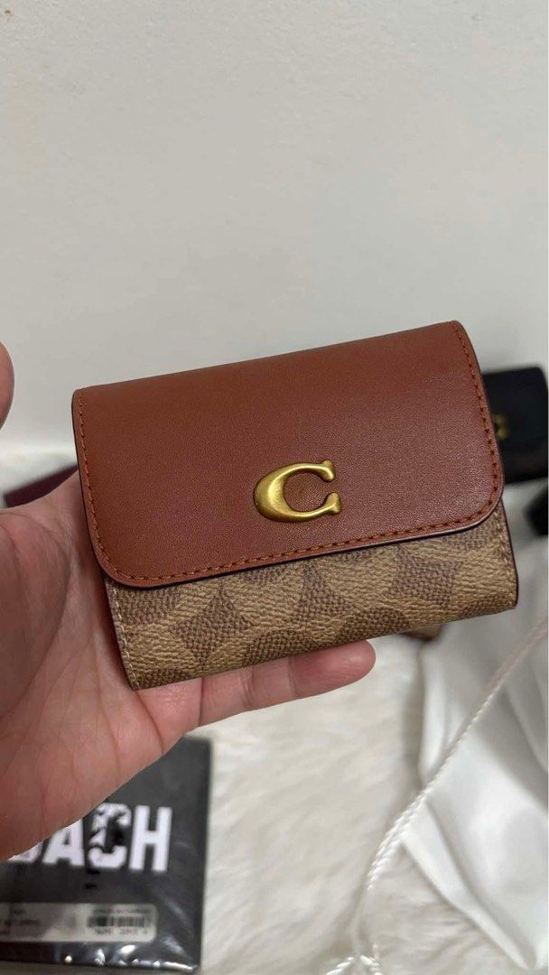 Coach Essential Trifold Wallet 2in1 (Category: Wallets & Card holders) located in Rizal. Submitted by conielau (Listing ID 1462253191, Image 1). Description: Brand new 💯 original.