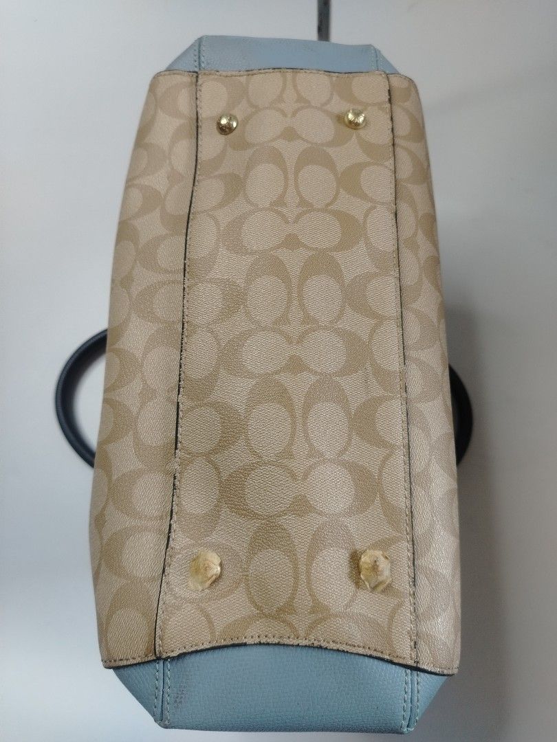 Coach handbag (Category: Shoulder Bags) located in San Carlos. Submitted by fashiondesancarlos05 (Listing ID 1462093167, Image 3). Description: Needs cleaning Needs restoration missing strap.