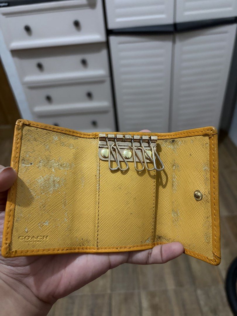 Coach Key Holder (Category: Luxury Bags & Wallets) located in Alcala. Submitted by samsationalfinds (Listing ID 1462137187, Image 2). Description: Medyo malagkit na yung loob pero no rubs ang canvas at maganda ang leather minimal flaw. .