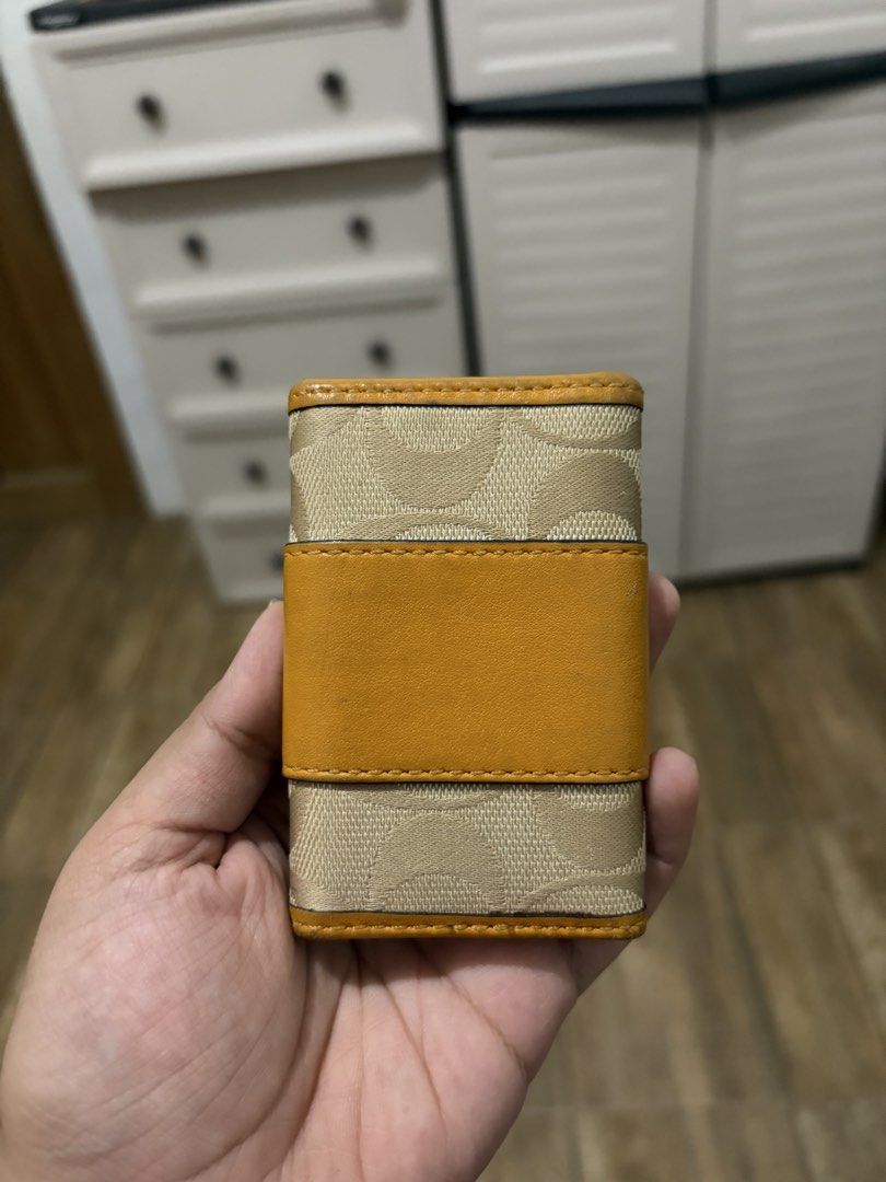 Coach Key Holder (Category: Luxury Bags & Wallets) located in Alcala. Submitted by samsationalfinds (Listing ID 1462137187, Image 3). Description: Medyo malagkit na yung loob pero no rubs ang canvas at maganda ang leather minimal flaw. .