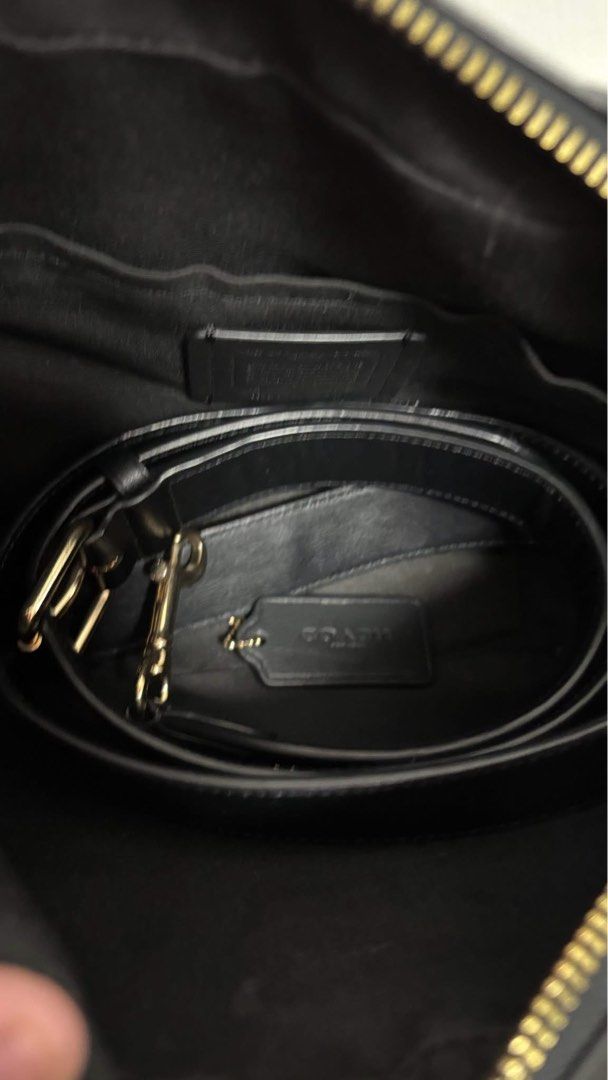 Coach Large Jamie Crossbody (Category: Cross-body Bags) located in Rizal. Submitted by mclluxurycollection (Listing ID 1462253815, Image 3). Description: 💯 original With issue see pics for details Preloved.