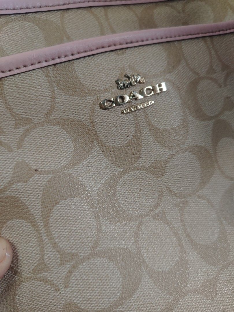 Coach messenger bag (Category: Cross-body Bags) located in San Carlos. Submitted by fashiondesancarlos05 (Listing ID 1462093997, Image 2). Description: Needs cleaning.