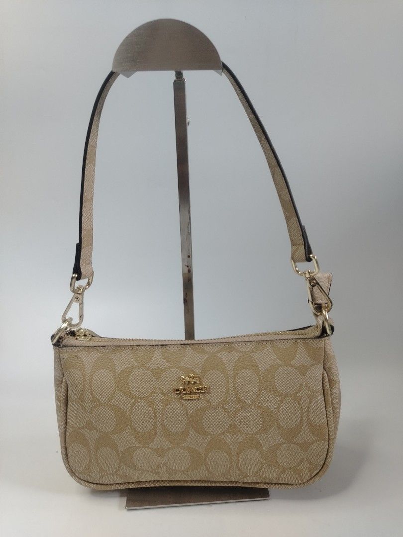 Coach nolita shoulder Bag (Category: Shoulder Bags) located in San Carlos. Submitted by fashiondesancarlos05 (Listing ID 1462091441, Image 1). Description: Needs cleaning Needs restoration.