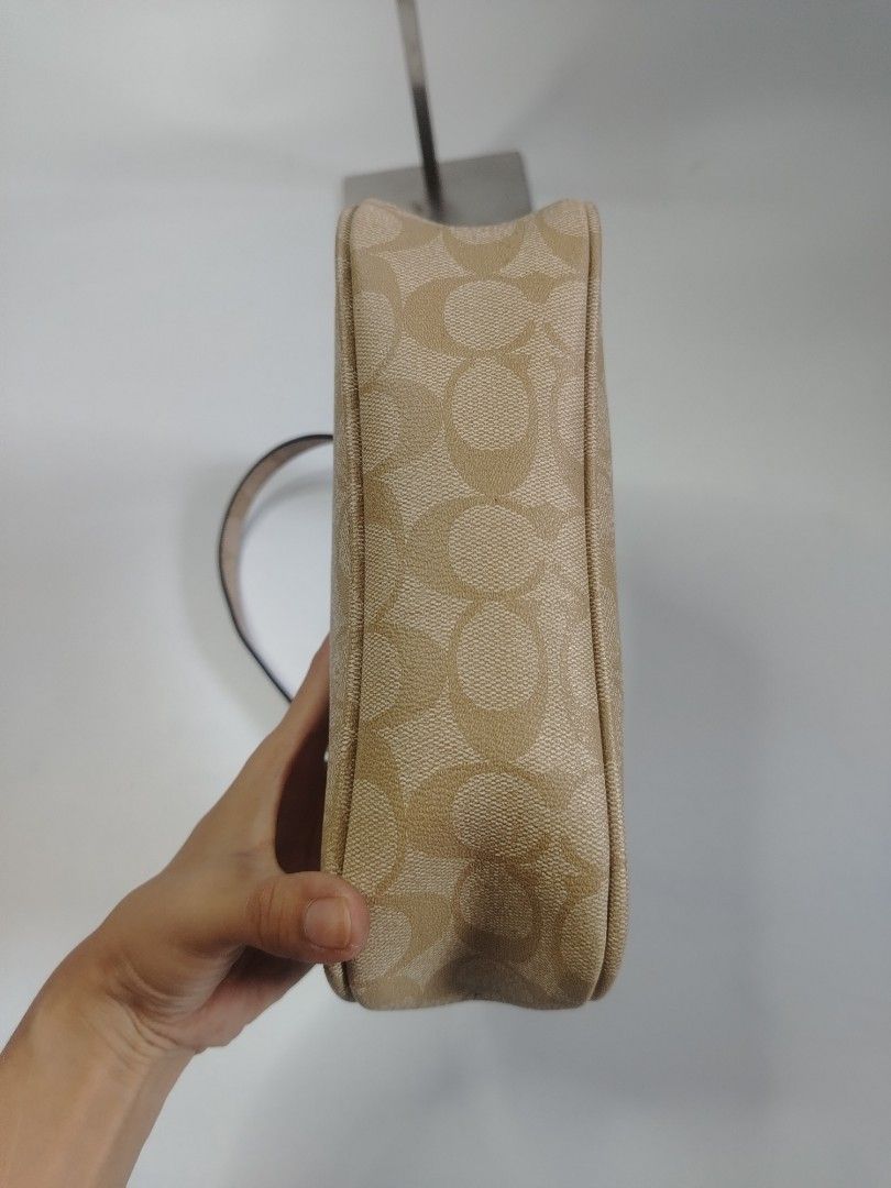 Coach nolita shoulder Bag (Category: Shoulder Bags) located in San Carlos. Submitted by fashiondesancarlos05 (Listing ID 1462091441, Image 3). Description: Needs cleaning Needs restoration.