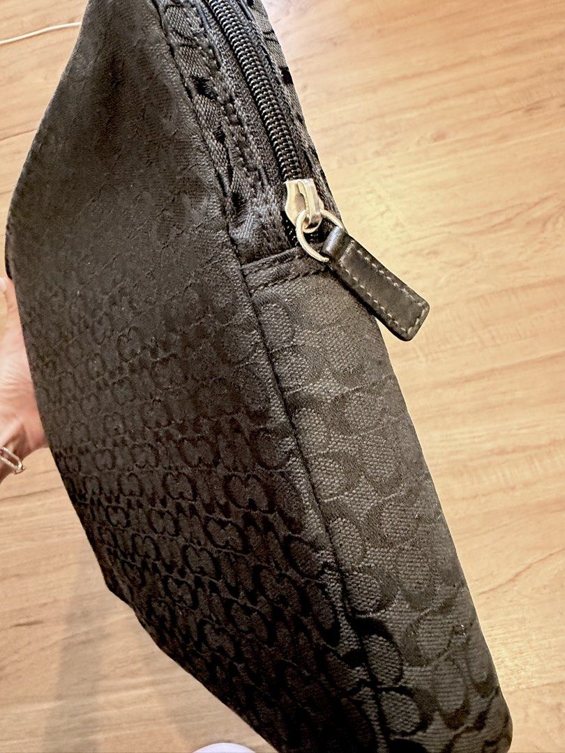Coach padded laptop case (Category: Laptop Bags & Sleeves) located in Antipolo. Submitted by starstyleph (Listing ID 1462065345, Image 2). Description: .