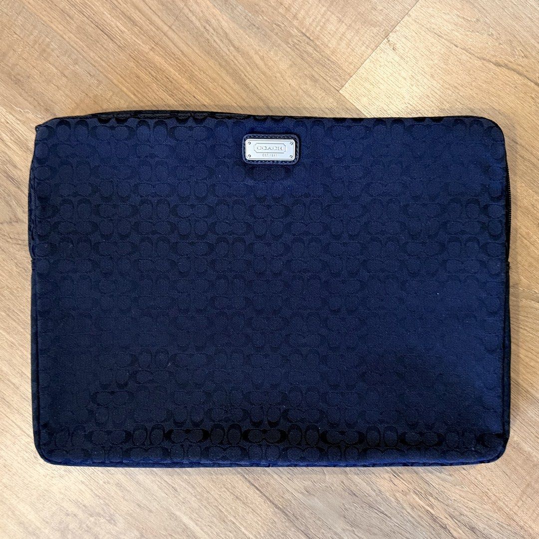 Coach padded laptop case (Category: Laptop Bags & Sleeves) located in Antipolo. Submitted by starstyleph (Listing ID 1462065345, Image 1). Description: .