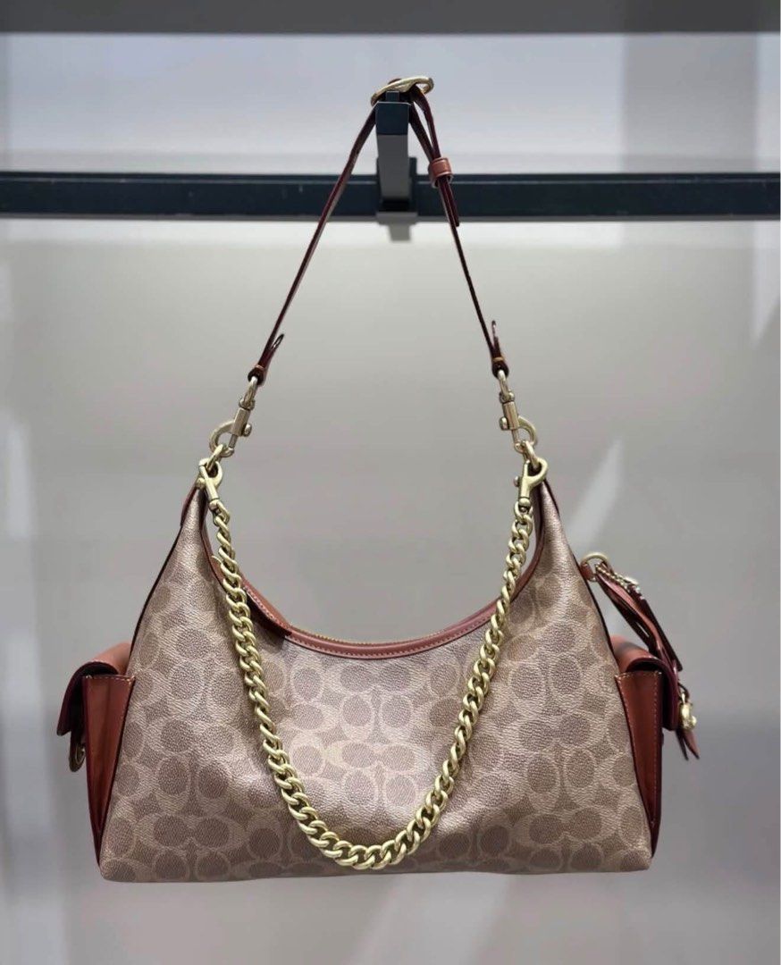 Coach Pocket Juliet 30 (Category: Shoulder Bags) located in Binan City. Submitted by pinkykeenshop (Listing ID 1462161682, Image 1). Description: .