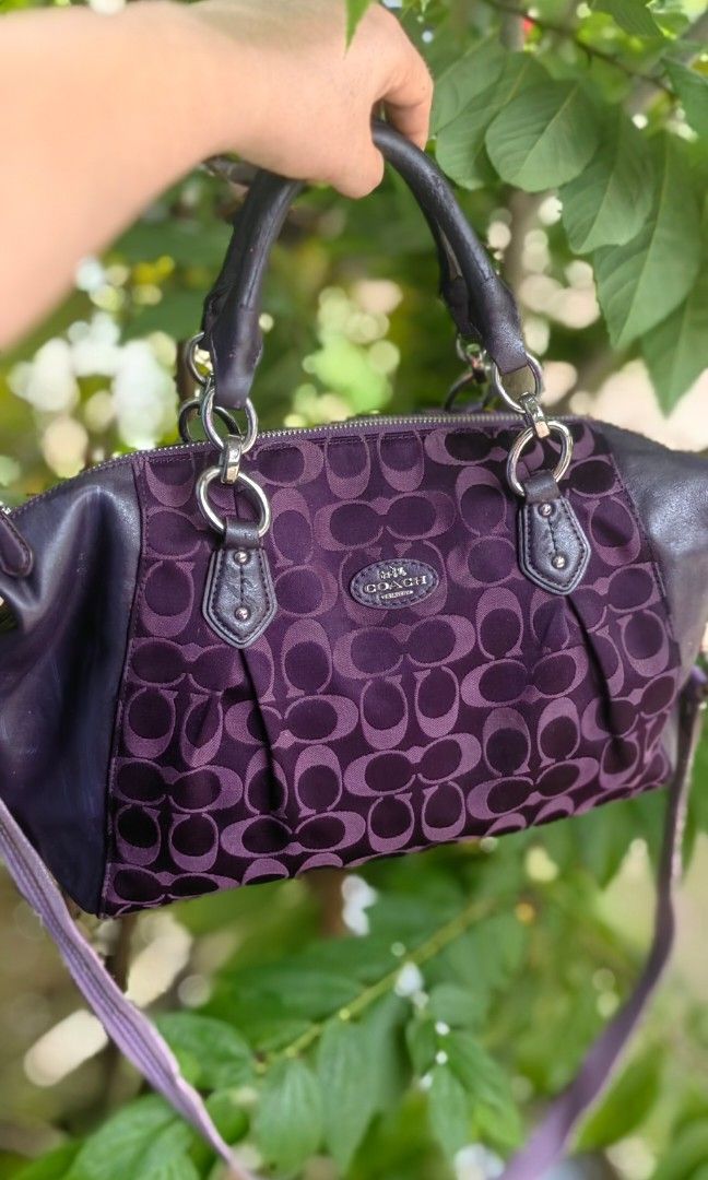 Coach Purple 2way (Category: Shoulder Bags) located in Bacolod City. Submitted by darriebags88 (Listing ID 1462084225, Image 1). Description: main issue: Provided strap pero coach p din ang strap semi large authentic.