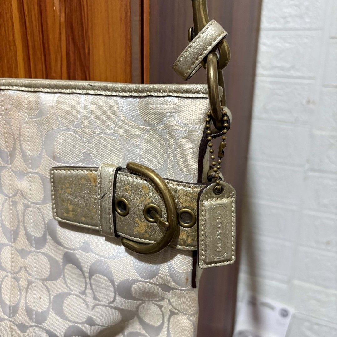 Coach Sling Bag (Category: Luxury Bags & Wallets) located in Carmen. Submitted by aquarius.00 (Listing ID 1462121393, Image 2). Description: excellent orig minimal stain sa body.