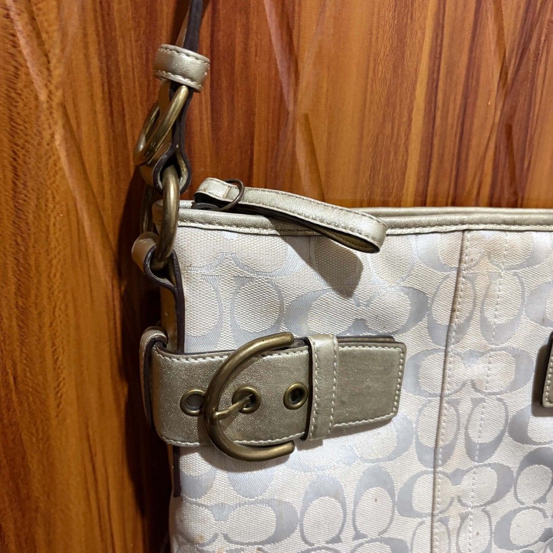 Coach Sling Bag (Category: Luxury Bags & Wallets) located in Carmen. Submitted by aquarius.00 (Listing ID 1462121393, Image 3). Description: excellent orig minimal stain sa body.