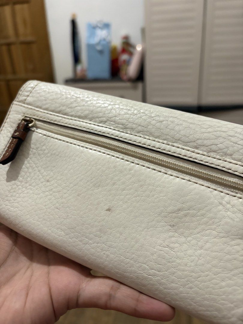 Coach Soho Wallet (Category: Luxury Bags & Wallets) located in Alcala. Submitted by samsationalfinds (Listing ID 1462136523, Image 3). Description: Super ganda pebbled leather ata siya. Normal signs of usage and ang kinang pa ng belt niya. Negotiable!.