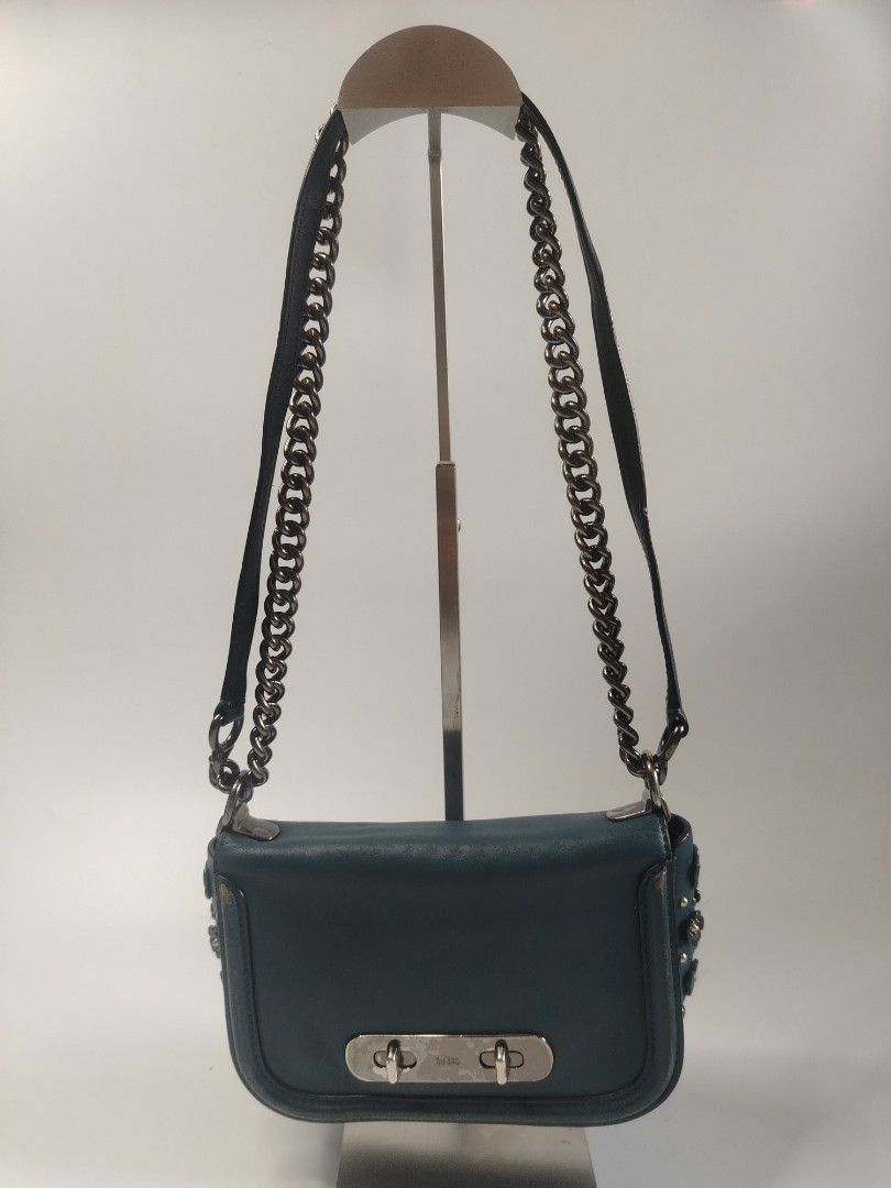 Coach vintage swagger shoulder bag (Category: Shoulder Bags) located in San Carlos. Submitted by fashiondesancarlos05 (Listing ID 1462091730, Image 1). Description: Needs cleaning Needs restoration.