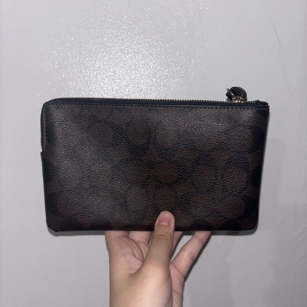 Coach Wristlet (Category: Wallets & Card holders) located in Pasig City. Submitted by prel0vedbysea (Listing ID 1462073938, Image 2). Description: — Original with sticker — medium sized (condition 8/10) — rfs: decluterring — loc: buting pasig city * mod: ssd.