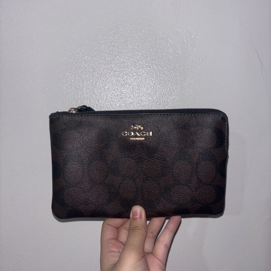 Coach Wristlet (Category: Wallets & Card holders) located in Pasig City. Submitted by prel0vedbysea (Listing ID 1462073938, Image 1). Description: — Original with sticker — medium sized (condition 8/10) — rfs: decluterring — loc: buting pasig city * mod: ssd.