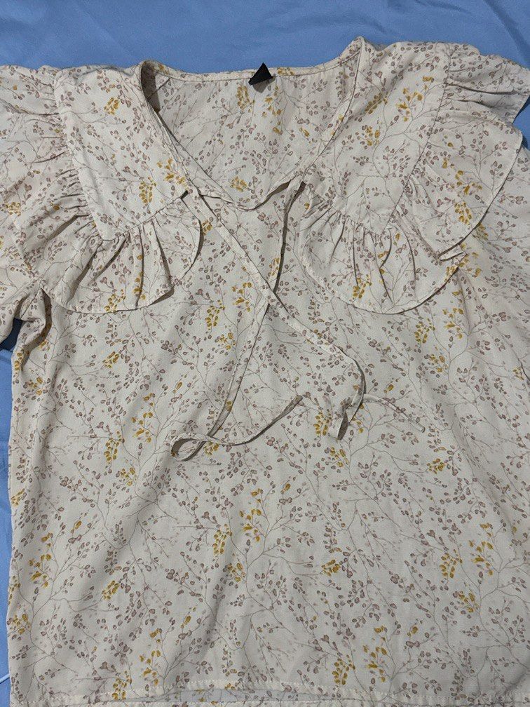 Collared Floral Blouse (Category: Blouses) located in Manila. Submitted by jannine_closet (Listing ID 1462191303, Image 1). Description: .