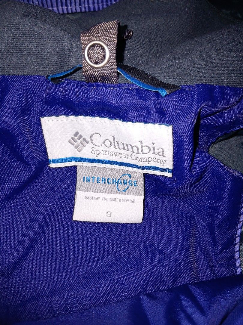 Columbia Omni tech waterproof breathable (Category: Coats, Jackets and Outerwear) located in Malasiqui. Submitted by v.hype (Listing ID 1462045096, Image 3). Description: Columbia Omni tech waterproof breathable size: small on tag dimension: 19w 26L excellent condition no issue price : 1500 pesos + ship.