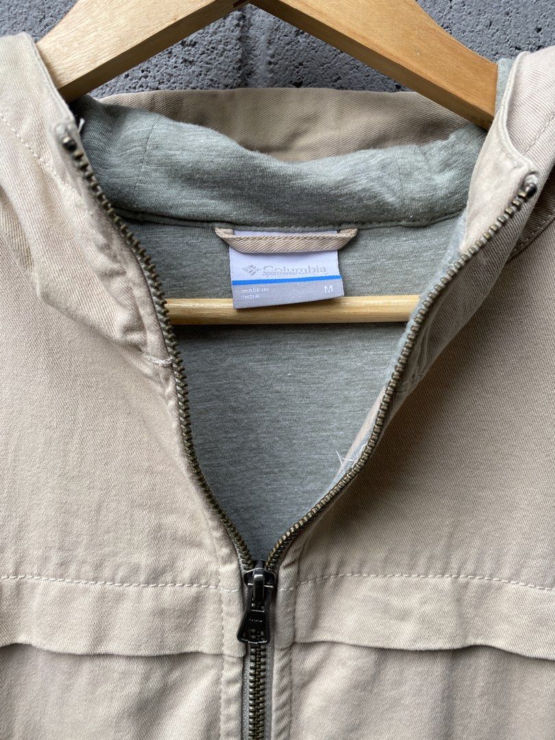 Columbia Utility Hooded Jacket (Category: Coats, Jackets and Outerwear) located in Manila. Submitted by zefrylle_co (Listing ID 1462077812, Image 3). Description: - Excellent condition - No issue - Ready to wear - Best fit Medium Measurement: 22x26 (M-L) DM to purchase! .