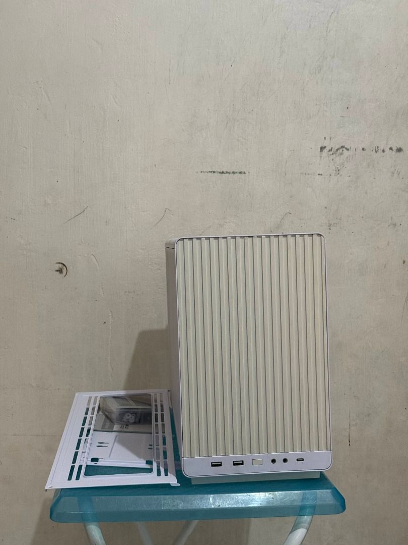 Computer Case: Lian Li Dan A3-mATX PC Case (Category: Computer Parts) located in Oslob. Submitted by r4stx (Listing ID 1462222218, Image 3). Description: Lian Li Dan a3 case mATX case Used for like a year great condition Needs more cleaning and yellowing on front Complete with box came as is, no fans included, case only Price: 2500 Price is negotiable Meetups: Dumaguete, Santander, Cebu City (can be discussed) not confident to ship it but can be 
