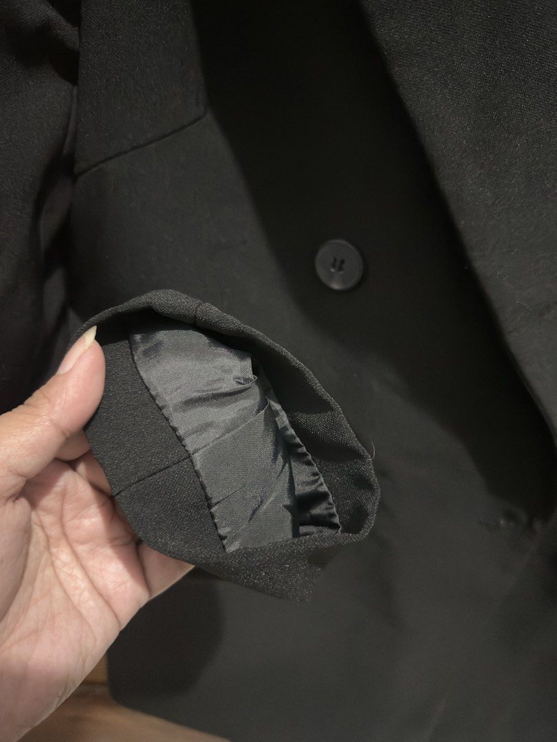 Corporate Coat (Category: Coats, Jackets and Outerwear) located in Mandaluyong City. Submitted by freyounggg (Listing ID 1462147392, Image 3). Description: Thick fabric Double lining With shoulder Pads Size on Tag: Large (can fit to Medium).