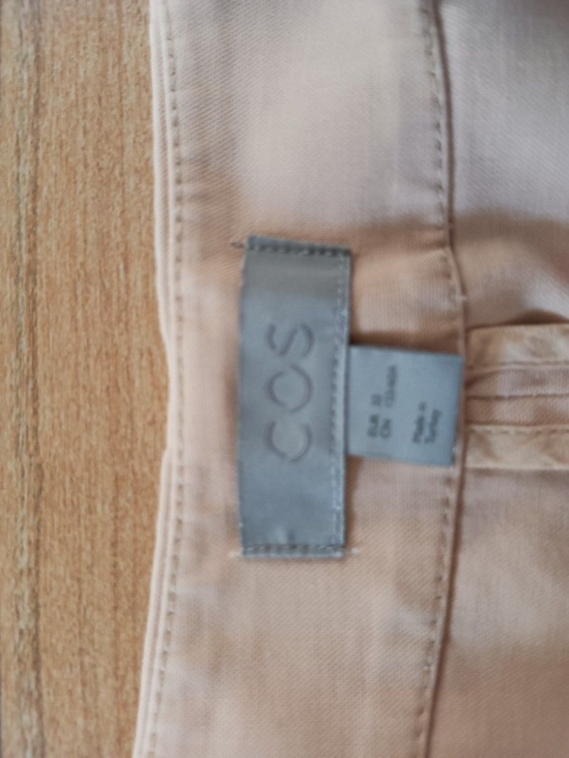 COS- Two pocket skirt (Category: Skirts) located in Manila. Submitted by yraeclub (Listing ID 1462072228, Image 3). Description: brand: cos once used (nick wilde costume for department xmas party) ♡ size: S-M.