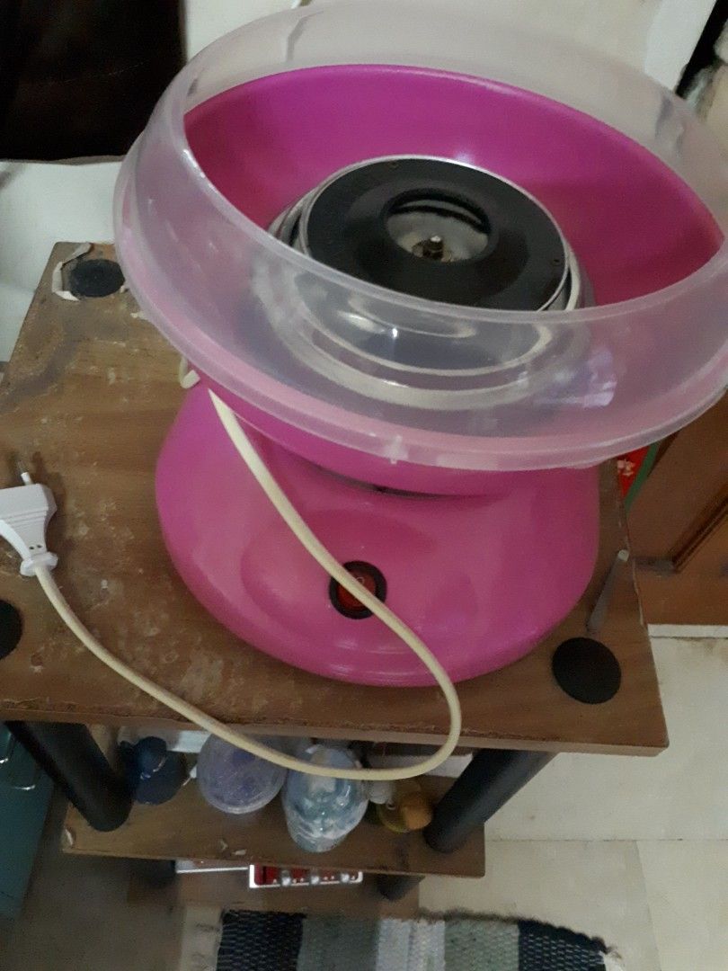 Cotton candy maker (Category: Other Kitchenware & Tableware) located in Quezon City. Submitted by secretluxuryshop (Listing ID 1462261033, Image 1). Description: .