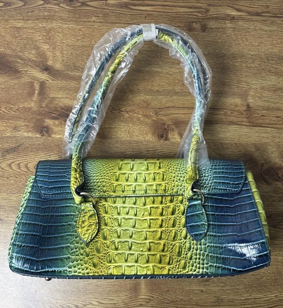 Crocodile Embossed Green & Teal Structured Top-Handle Handbag (Category: Purses & Pouches) located in Las Pinas. Submitted by piarre (Listing ID 1462104864, Image 3). Description: ~ brand new, never used, no flaws ~ for pre-order! shipping may take awhile for this item(1-2wks), your patience is appreciated :-) ~ shipping shall be shouldered by buyer!(j&t shipping is usually for ₱65 only) ~ mop: gcash, paymaya, bpi bank transfer, paypal ~ can crea
