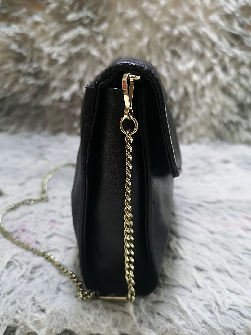 Crocodile Embossed leather Center Panel Envelope Style Clutch (Category: Clutches) located in Santa Cruz. Submitted by jmy_surplus.2 (Listing ID 1462042886, Image 3). Description: Size ; L - 7.5 W - 12.4 Color ; Black Type ; Clutch Bag Brand ; No brand Material ; Leather Style ; Black Leather Clutch bag With Detachable Strap LR 165 JMY 4 Batch #220.