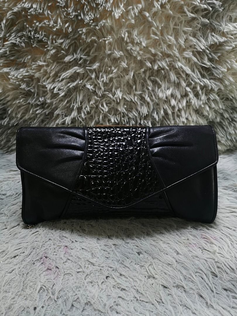Crocodile Embossed leather Center Panel Envelope Style Clutch (Category: Clutches) located in Santa Cruz. Submitted by jmy_surplus.2 (Listing ID 1462042886, Image 2). Description: Size ; L - 7.5 W - 12.4 Color ; Black Type ; Clutch Bag Brand ; No brand Material ; Leather Style ; Black Leather Clutch bag With Detachable Strap LR 165 JMY 4 Batch #220.