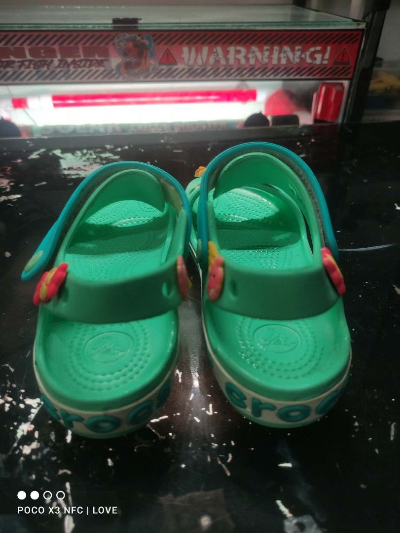 Crocs J1 Green Sandals with Bows (Category: Flats & Sandals) located in Manila. Submitted by RJLUCAS (Listing ID 1462037341, Image 3). Description: - Green Crocs sandals for kids (pre loved) - Size J1 - Adorable yellow character bows on front straps - Easy slip-on design - Secure back strap for a snug fit - Classic Crocs tread pattern on soles loc: Tondo Manila note: price is fix.
