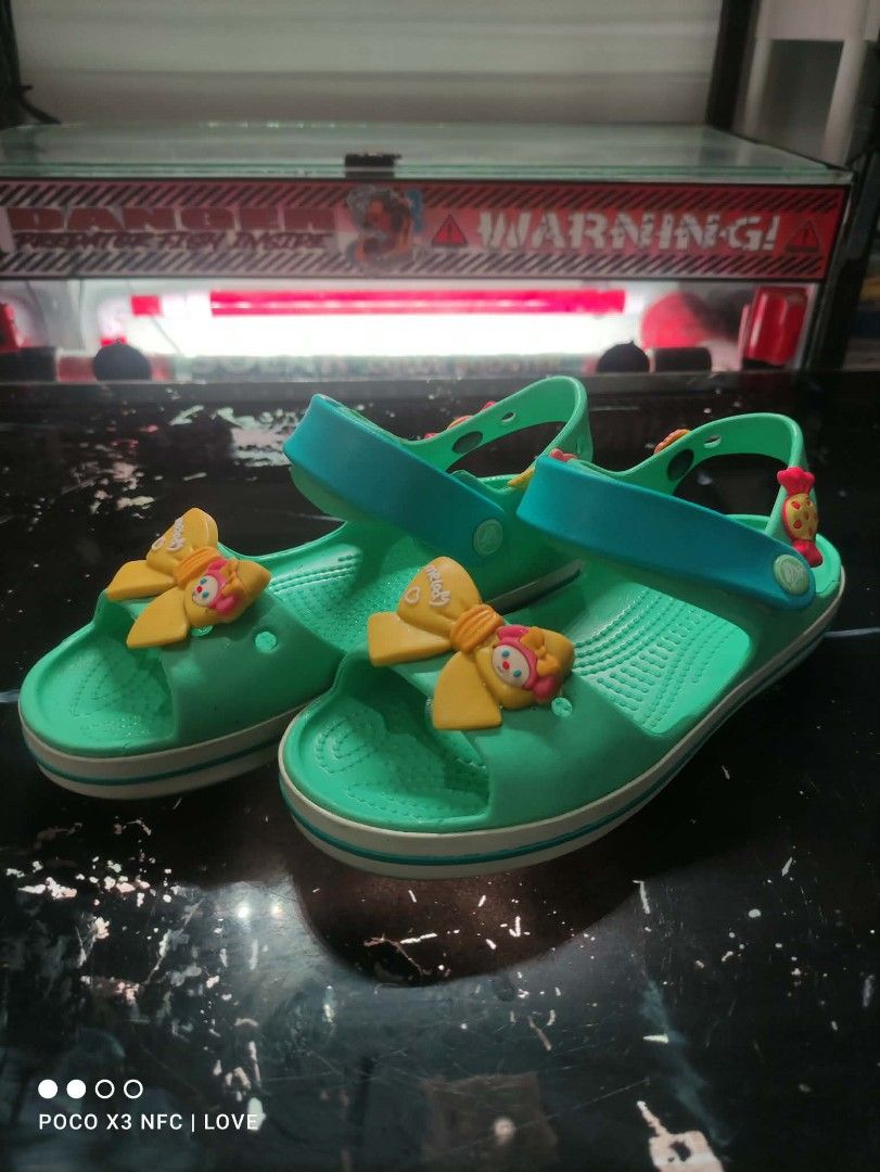 Crocs J1 Green Sandals with Bows (Category: Flats & Sandals) located in Manila. Submitted by RJLUCAS (Listing ID 1462037341, Image 2). Description: - Green Crocs sandals for kids (pre loved) - Size J1 - Adorable yellow character bows on front straps - Easy slip-on design - Secure back strap for a snug fit - Classic Crocs tread pattern on soles loc: Tondo Manila note: price is fix.