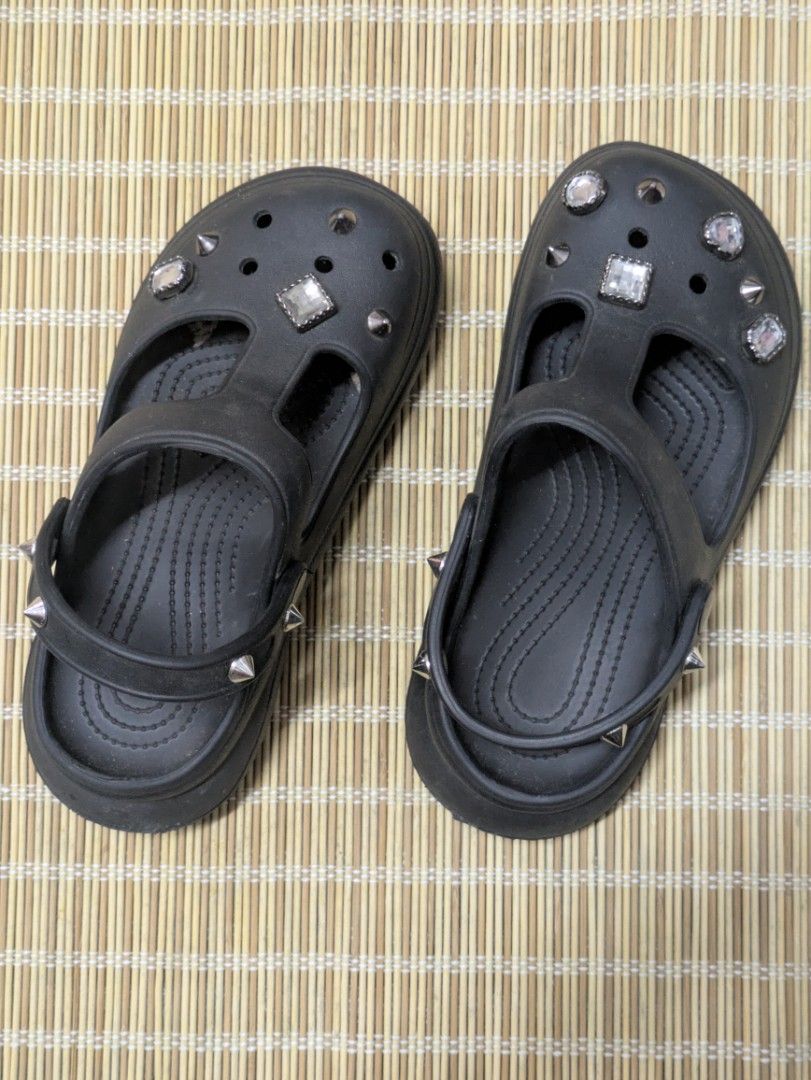 Crocs Style Clogs (Category: Slippers and slides) located in Caloocan City. Submitted by lunastreasure (Listing ID 1462079526, Image 1). Description: size 35-36.