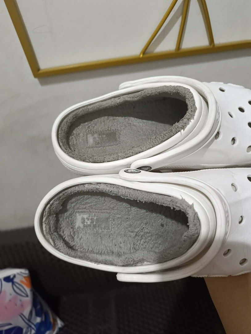 Crocs womens 9 (Category: Slippers and slides) located in Mandaluyong City. Submitted by kasoysoythrift28 (Listing ID 1462088021, Image 3). Description: w9 m7.