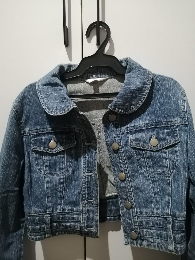 Cropped Blue Denim Jacket (Category: Coats, Jackets and Outerwear) located in Santa Rosa. Submitted by ciacloset (Listing ID 1462125361, Image 1). Description: Really good quality in person Used once only Fits xs-small body frame - Classic blue denim jacket - Cropped style - Button-up front closure - Perfect for pairing with dresses or high-waisted pants - Easy to style for any casual outfit.