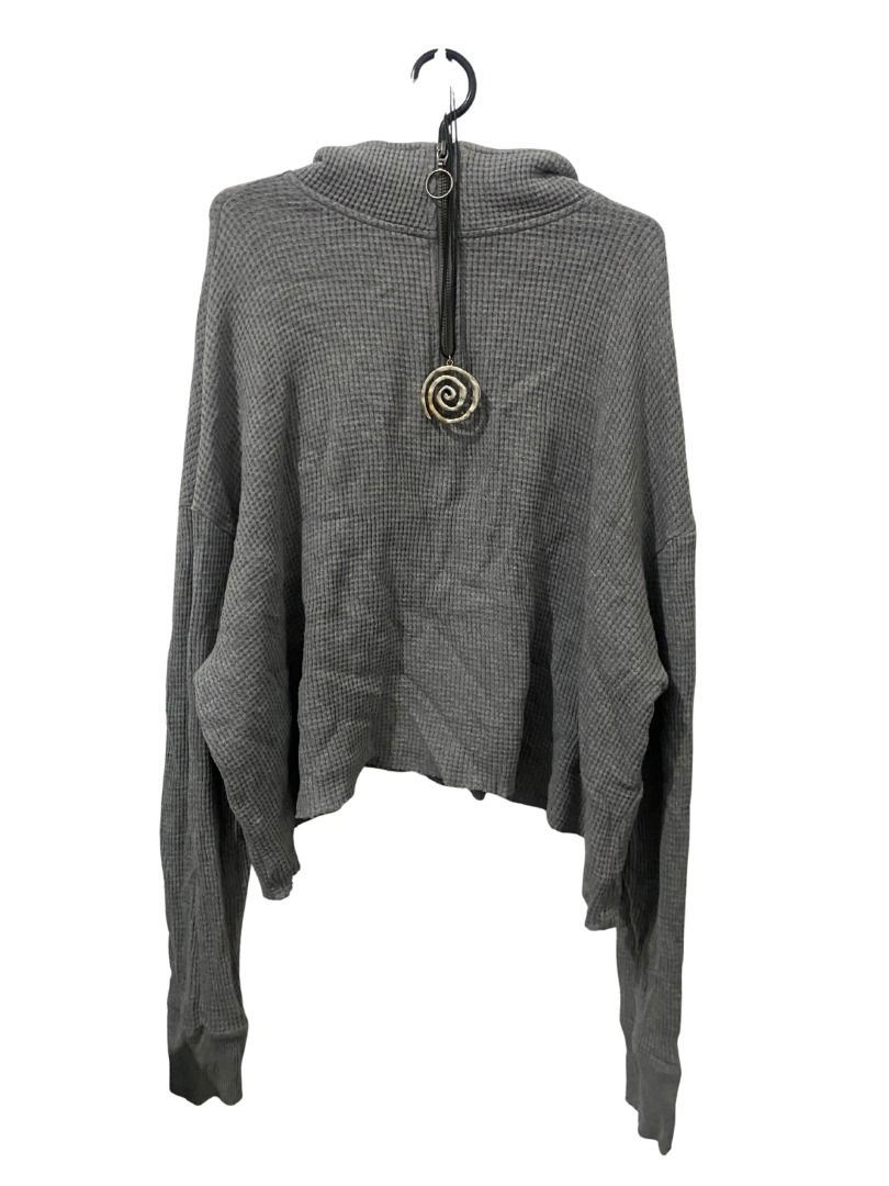 cropped hollister sweater (Category: Longsleeves) located in Quezon City. Submitted by kastiel00 (Listing ID 1462203309, Image 2). Description: small to large.