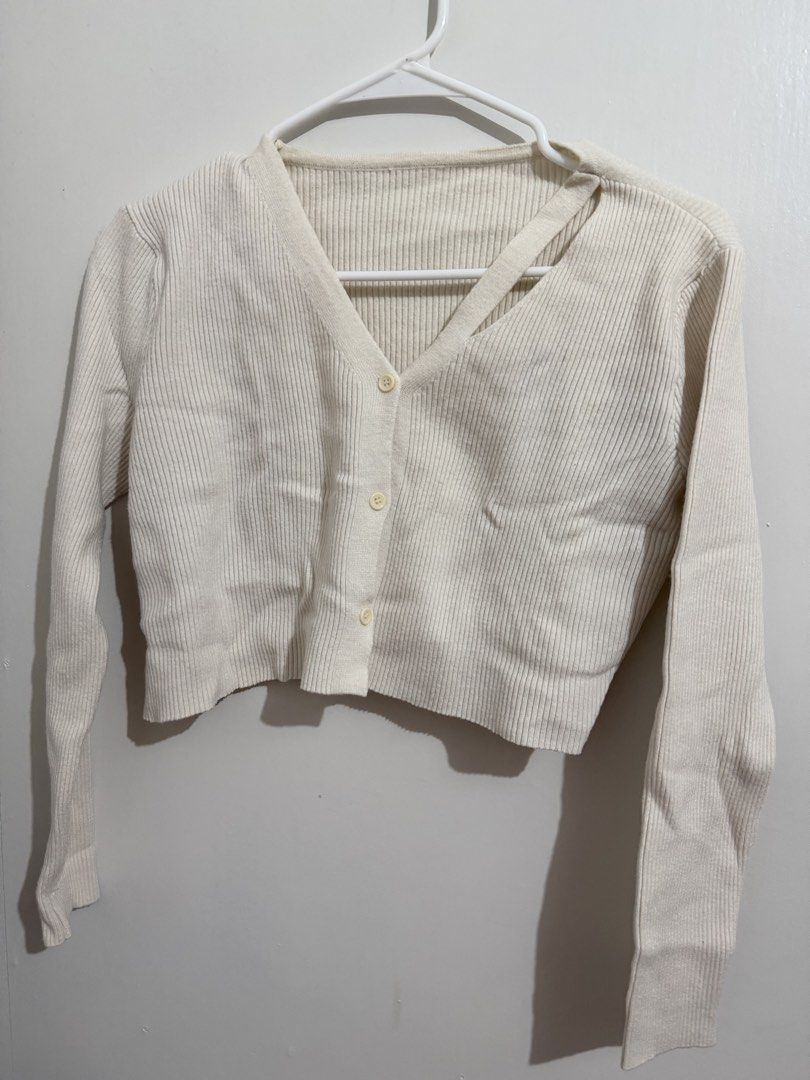 CROPPED WHITE CARDIGAN (Category: Blouses) located in Marikina City. Submitted by balintuna.mnl2 (Listing ID 1462095917, Image 1). Description: .