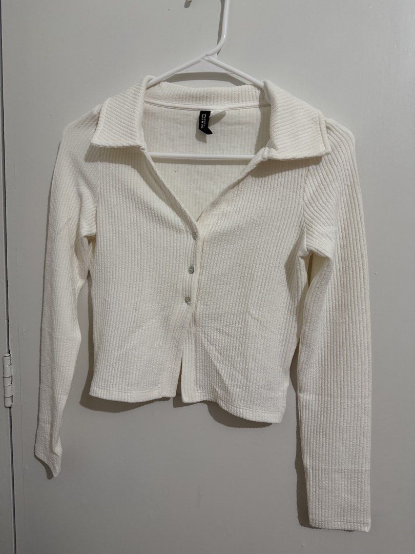 CROPPED WHITE DIVIDED LONGSLEEVE (Category: Longsleeves) located in Marikina City. Submitted by balintuna.mnl2 (Listing ID 1462088039, Image 1). Description: .