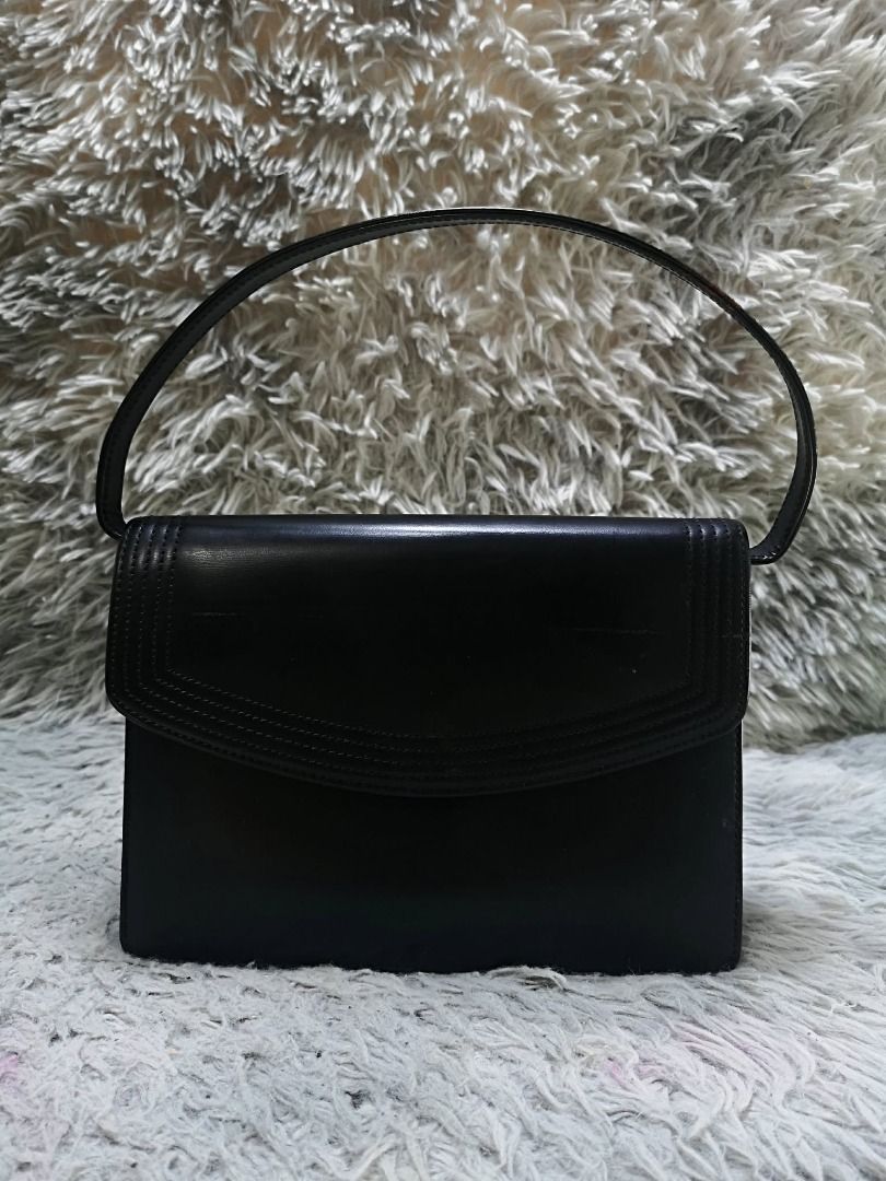 Curved Flap Closure Classic Black Top Handle Bag (Category: Purses & Pouches) located in Santa Cruz. Submitted by jmy_surplus.2 (Listing ID 1462046671, Image 1). Description: Size ; L - 7 W - 9.2 Color ; Black Type ; Hand Bag Brand ; No Brand Material ; Leather Style ; Glossy Black leather Hand bag LR 165 JMY 4 Batch #220.