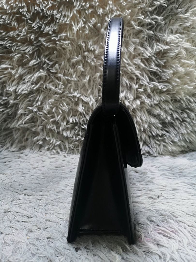 Curved Flap Closure Classic Black Top Handle Bag (Category: Purses & Pouches) located in Santa Cruz. Submitted by jmy_surplus.2 (Listing ID 1462046671, Image 3). Description: Size ; L - 7 W - 9.2 Color ; Black Type ; Hand Bag Brand ; No Brand Material ; Leather Style ; Glossy Black leather Hand bag LR 165 JMY 4 Batch #220.