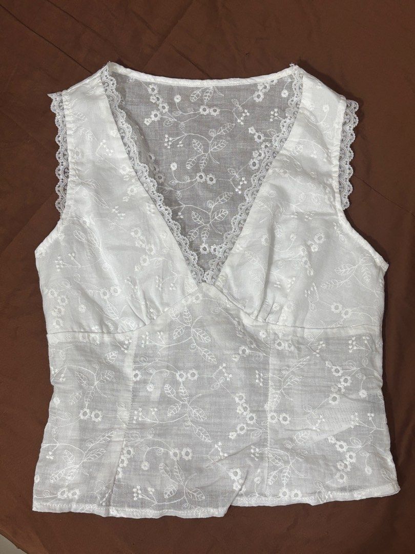 Cute Summer White Lacey Top (Category: Sleeveless) located in San Pedro. Submitted by declutterscore (Listing ID 1462206575, Image 1). Description: 🌸 White floral embroidered/lace top 🤍 Soft, feminine & dainty design 🎀 V-neckline with lace-trimmed details ✨ Selling because: wrong size .