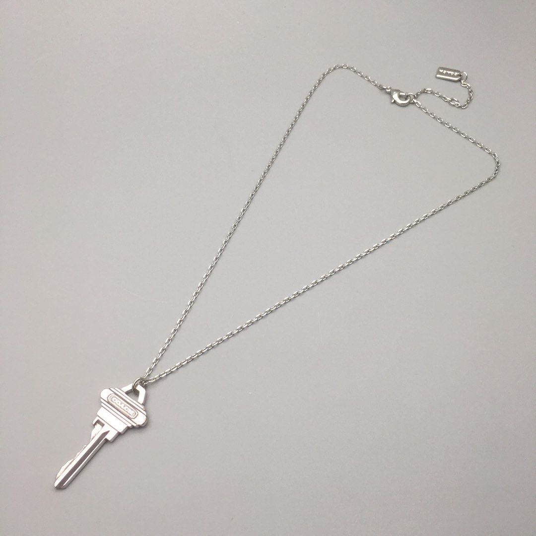 D001 - Coach key 🔑 charm silver tone necklace （分類：頸鍊）位於 Hong Kong。 由 kidschild 提交（商品編號 1462112255，圖片 3）。簡介： 👑Defective Factory Sample Accessories💍 🛍Brand new condition 💳Payme/AlipayHK 📮Postage @ buyers expense Normal Post $10/ ec-get $13 /SF express $17up 🤝No Meet Up🚫No swaps/returns/time wasters 💬Msg me with any Q’s! 。