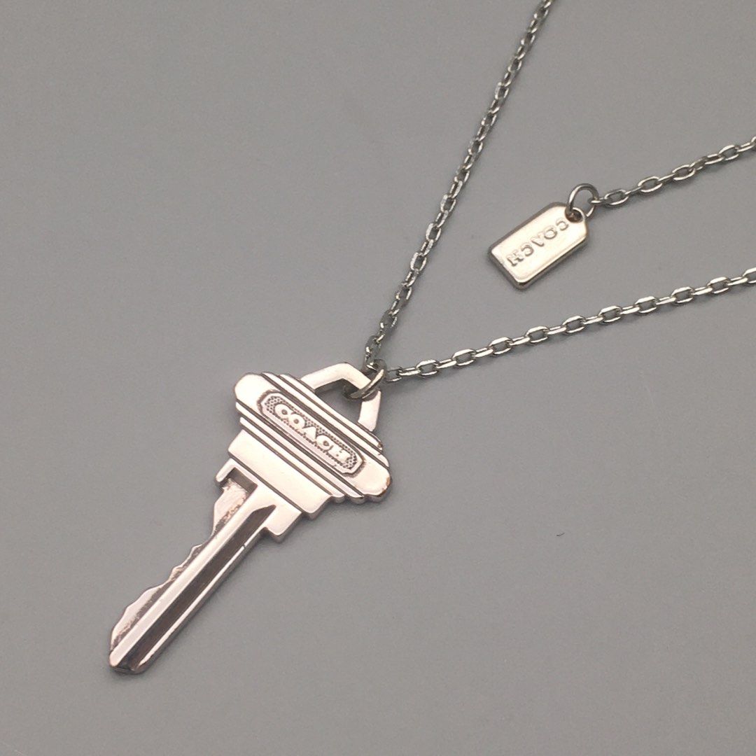 D001 - Coach key 🔑 charm silver tone necklace （分類：頸鍊）位於 Hong Kong。 由 kidschild 提交（商品編號 1462112255，圖片 2）。簡介： 👑Defective Factory Sample Accessories💍 🛍Brand new condition 💳Payme/AlipayHK 📮Postage @ buyers expense Normal Post $10/ ec-get $13 /SF express $17up 🤝No Meet Up🚫No swaps/returns/time wasters 💬Msg me with any Q’s! 。
